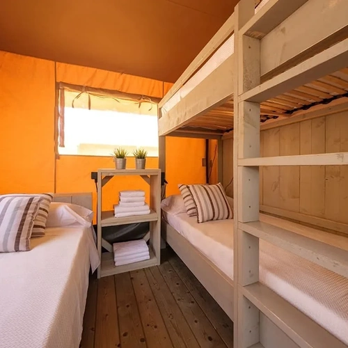 Habitación familiar con litera y cama individual en Estival Vendrell Platja | Baix Penedès, Catalunya | Web Oficial