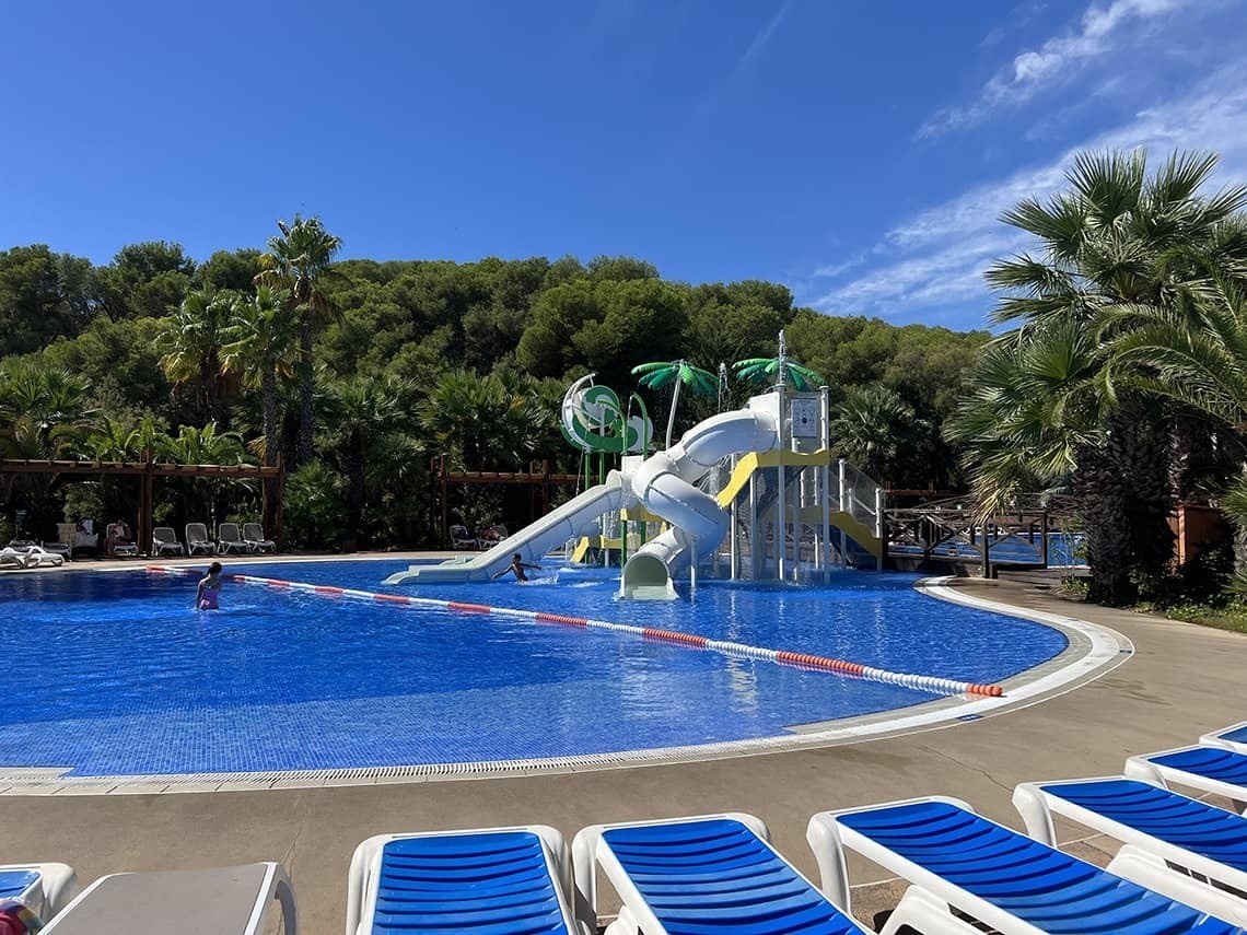 una piscina amb un tobogan a l' aigua