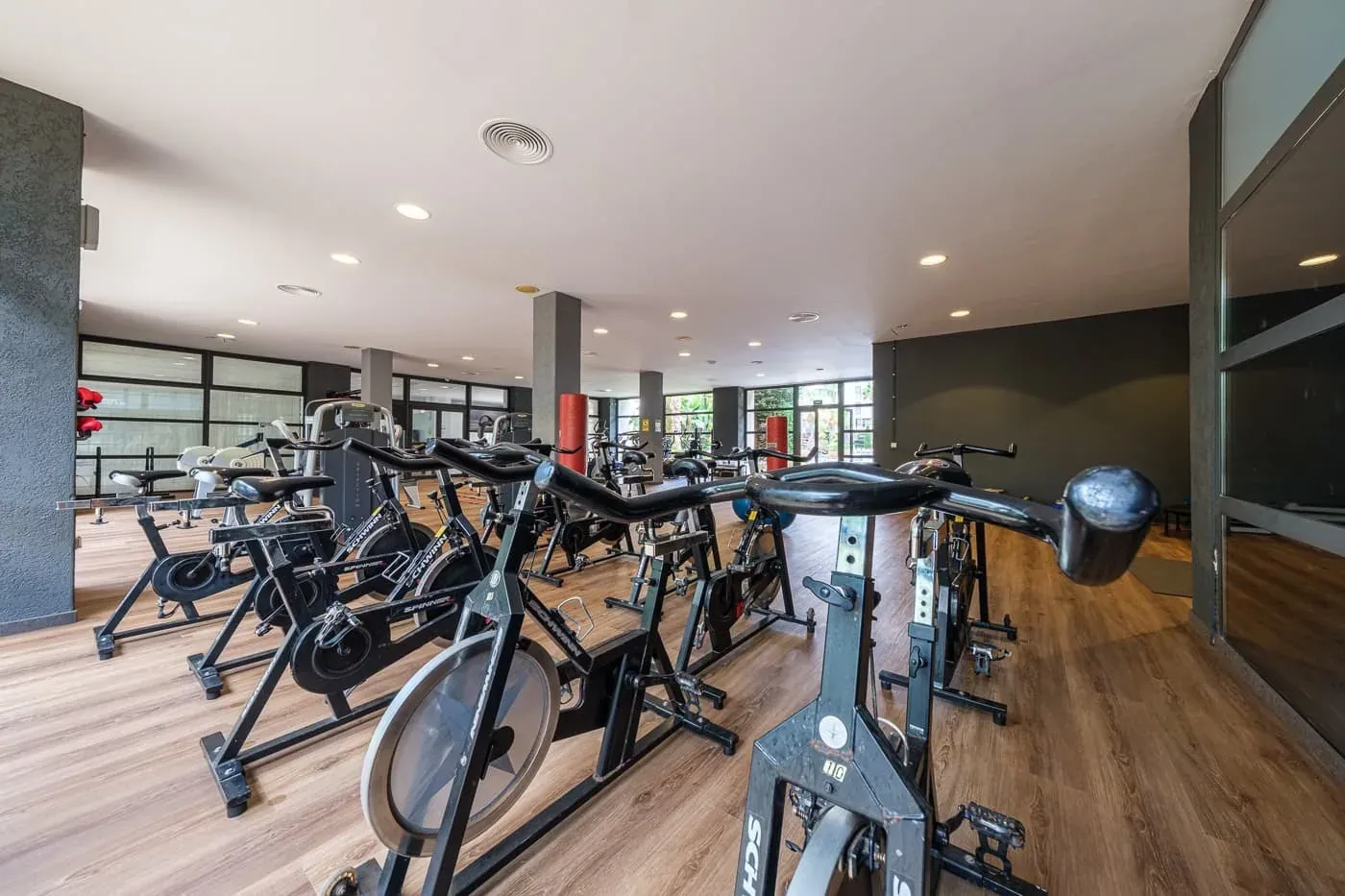 ESTIVAL: Firmeneigenes Fitnessstudio mit Ergometern.
