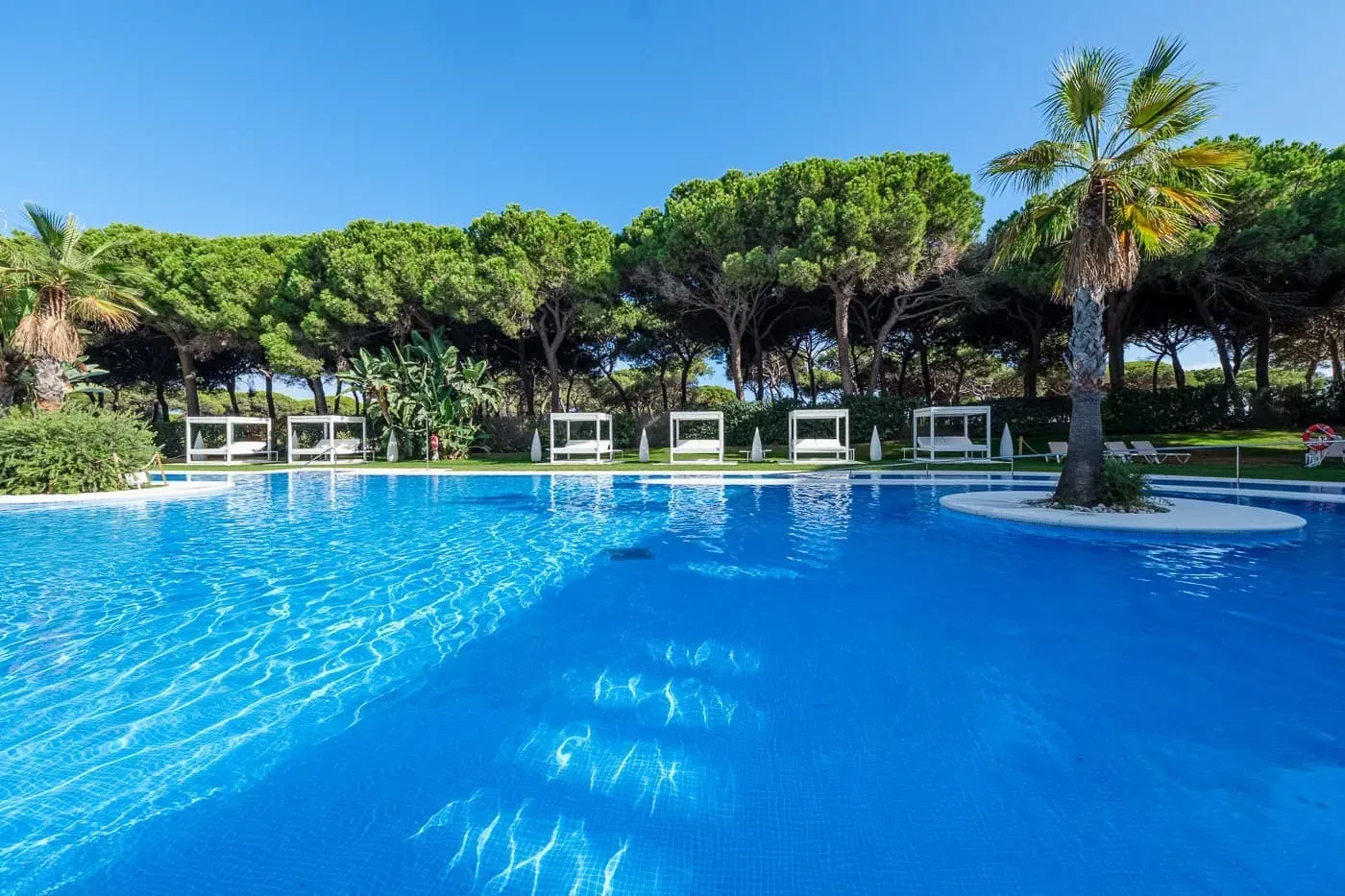 Kristallklarer Pool und private Cabanas bei ESTIVAL: Corporativa, perfekt zur Entspannung.