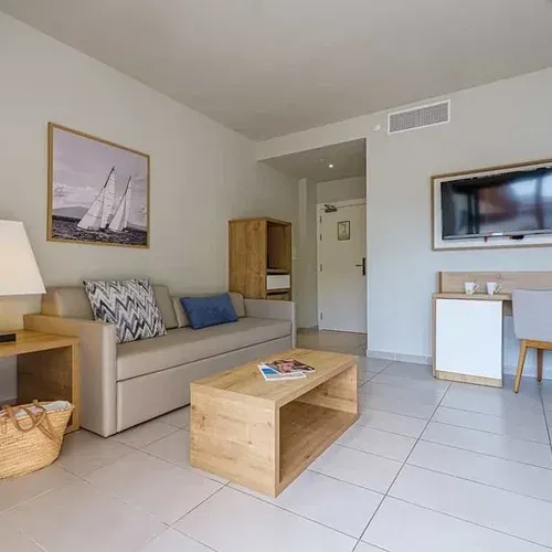 Estival Eldorado Resort: Saló modern amb sofà, tauleta i TV. Reserva al Lloc Web Oficial.