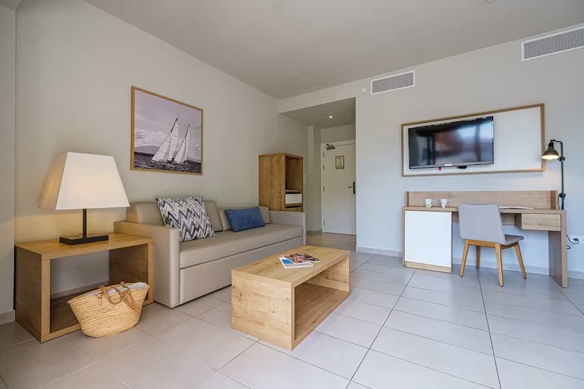 Estival Eldorado Resort: Sala de estar moderna con sofá, mesa de centro y escritorio. ¡Reserva tu estancia en Estival Group!