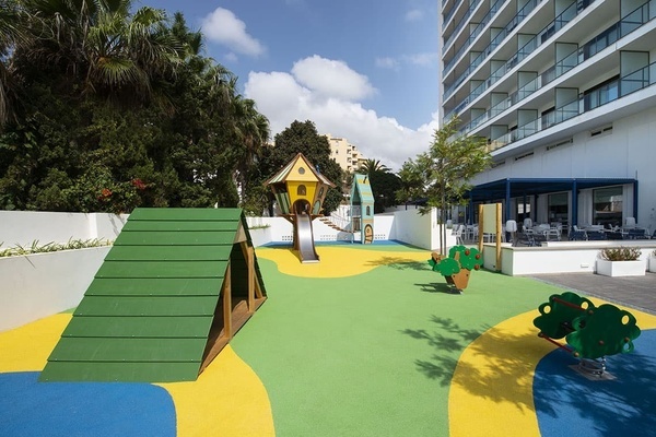 un parque infantil a l' exterior d' un hotel