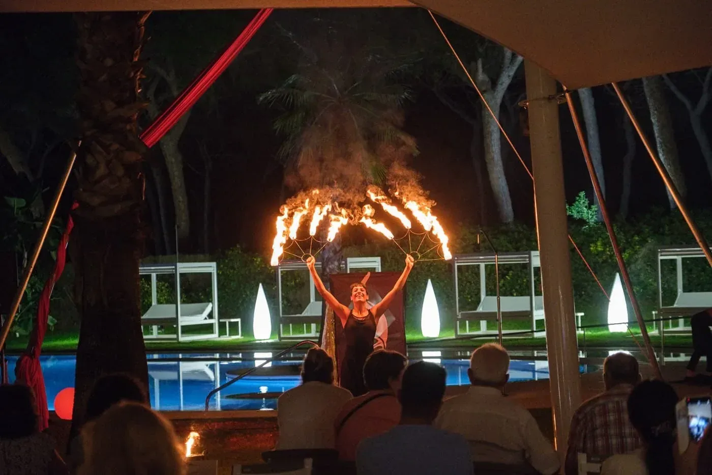 Feuershow bei ESTIVAL: Corporativa, ein magischer Abend.