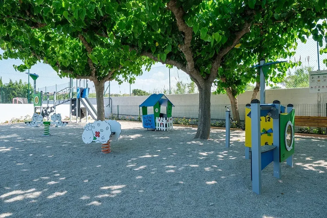 Parque infantil ESTIVAL: Corporativa con columpios y casa de juegos.