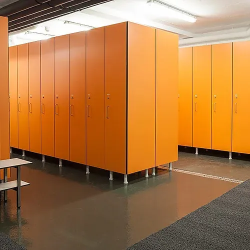 Vestuario corporativo ESTIVAL: taquillas naranjas y banco.