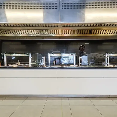 Estival Park Almaris chefs preparing food at the buffet. Estival Group, Tarragona. Official Web.