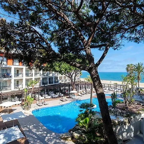 ESTIVAL: Corporativa - Hotel pool and beach area.