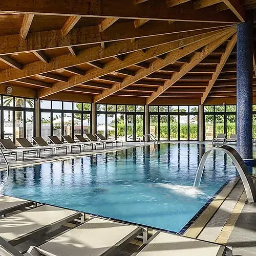 Piscina interior amb cascades i gandules a Estival Eldorado Resort | Estival Group.