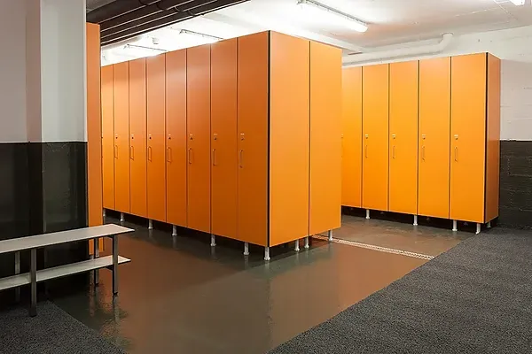 ESTIVAL: Corporative moderner Umkleideraum mit orangen Schließfächern.