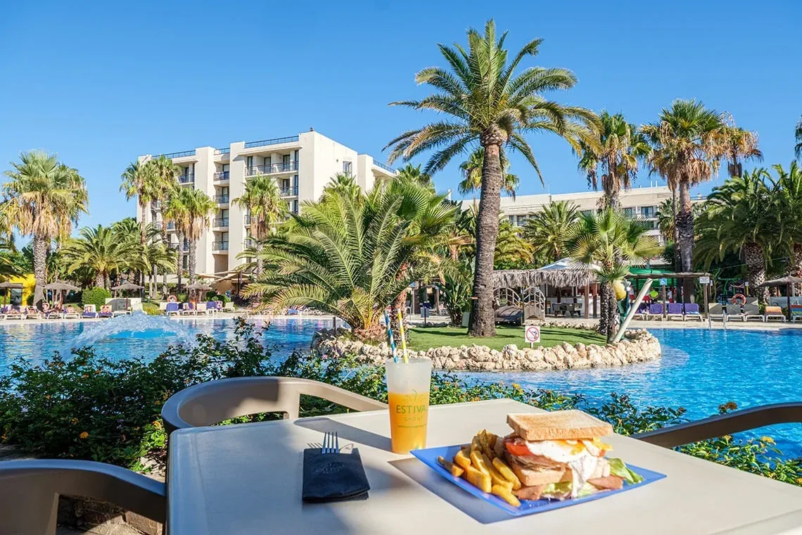 Repas et boisson près de la piscine ESTIVAL: Corporativa