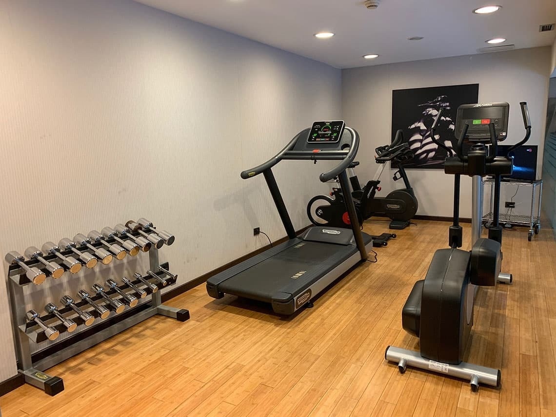 un gimnasio con una cinta de correr y una bicicleta