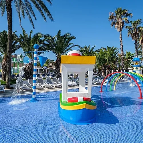 Disfruta de la piscina infantil con juegos acuáticos en Estival Vendrell Platja | Baix Penedès, Catalunya | Web Oficial.