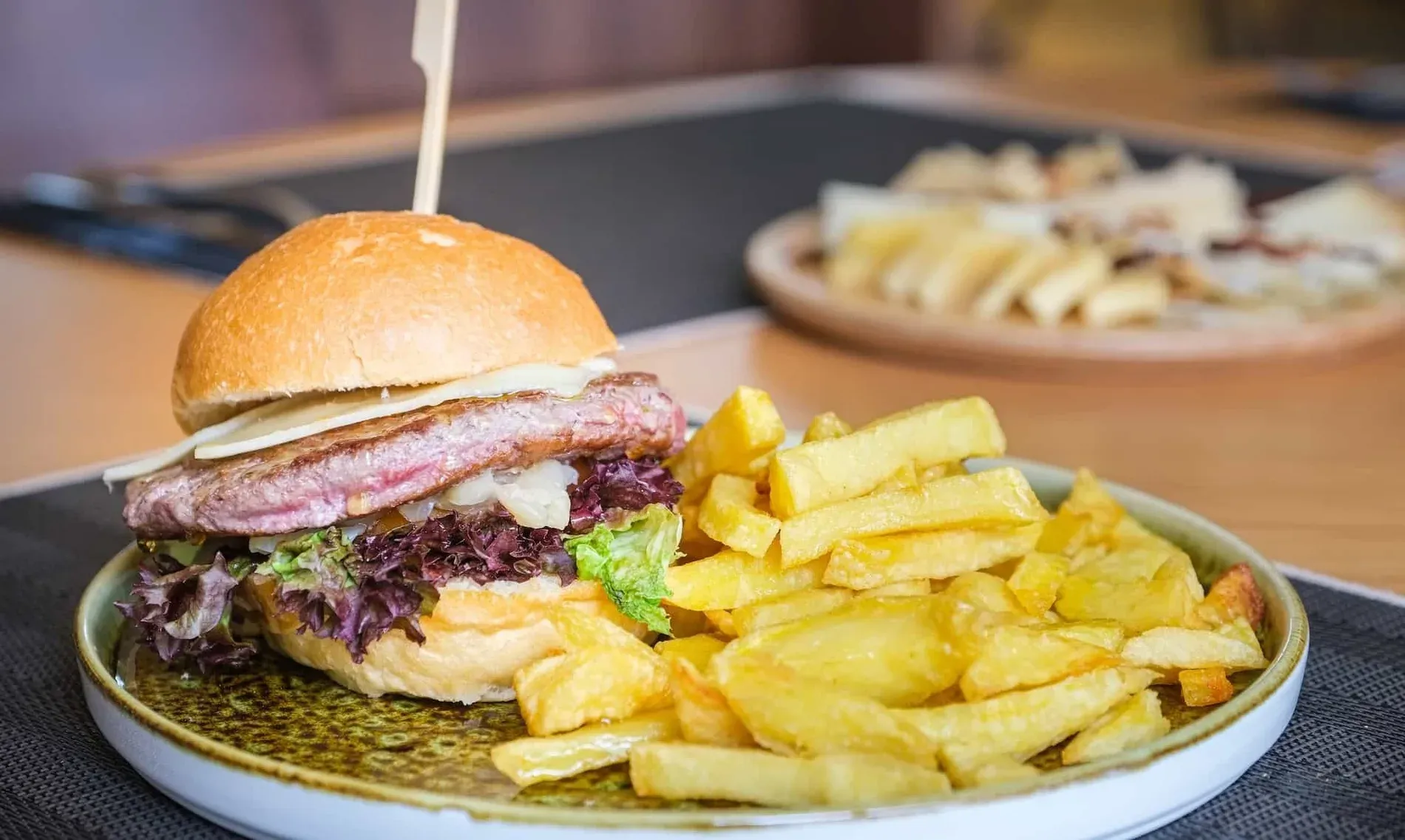 Enjoy delicious burgers & fries, part of our Gastronomy | Estival Park Silmar 4* Tarragona experience.
