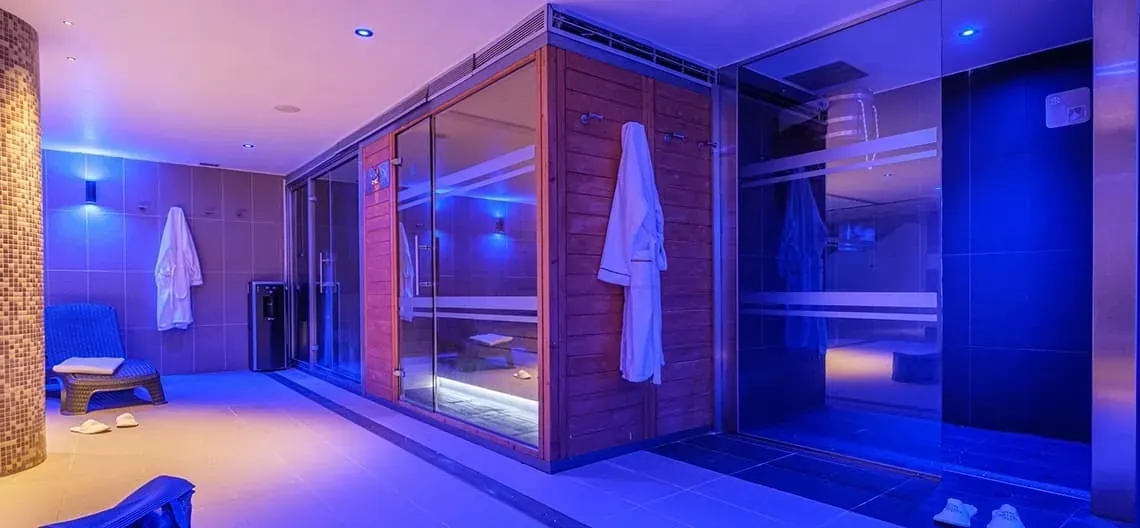 ESTIVAL: Zona spa i sauna corporativa. Blaus blancs preparats.