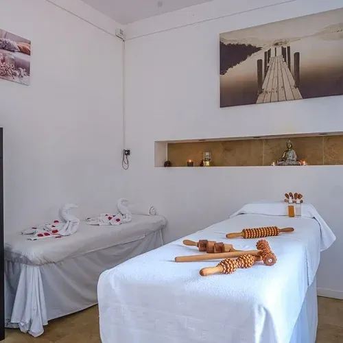 Estival Isla Cristina 4* Superior: dues lliteres de massatge preparades per a tractaments de spa.
