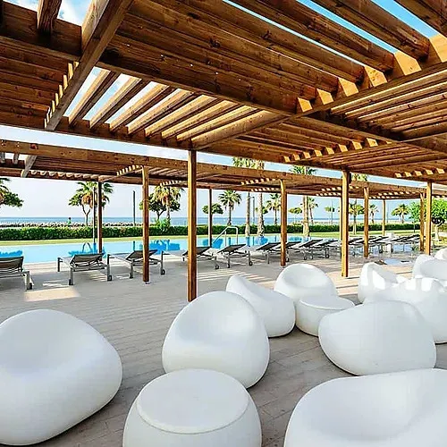 Pergola moderna amb gandules i butaques blanques a Estival Eldorado Resort | Estival Group