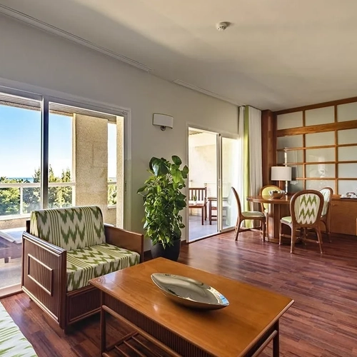 ESTIVAL: Corporate room with sea view and balcony.