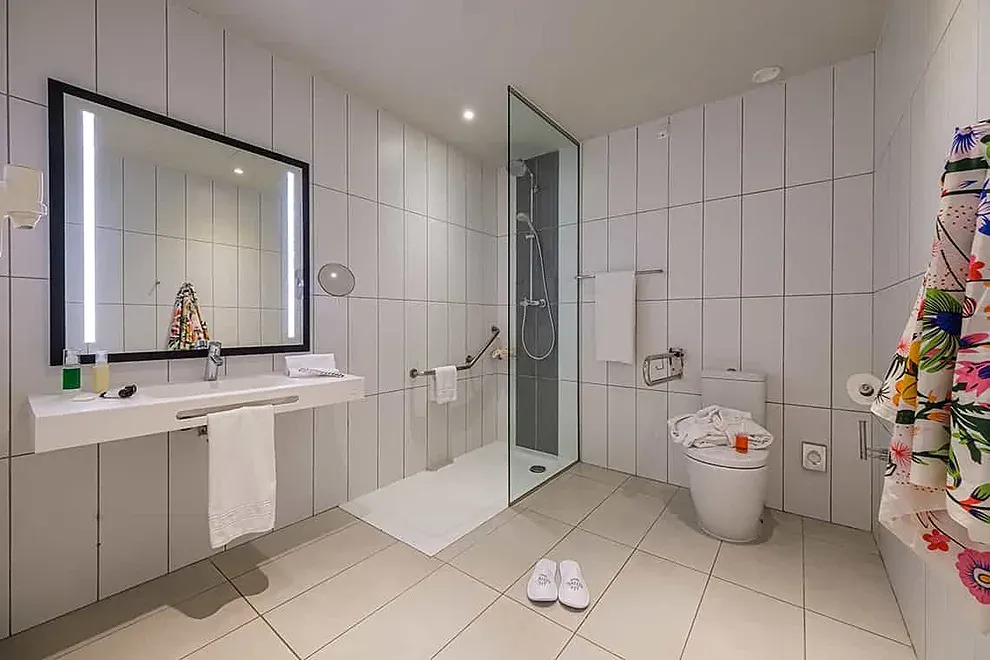 Baño moderno ESTIVAL: Corporativa con ducha, lavabo y WC.
