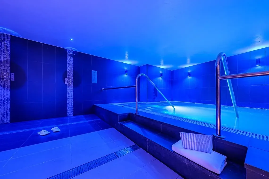 Piscina interior blava amb il·luminació LED, ideal per a esdeveniments ESTIVAL: Corporatius.