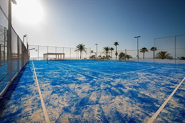 Blue beach padel court, perfect for ESTIVAL: Corporate events.