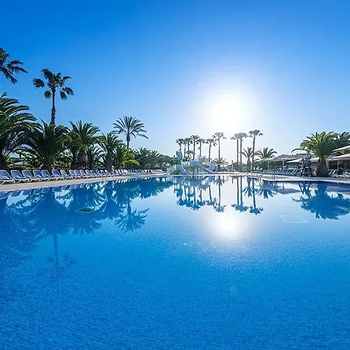 Luminosa piscina en Estival Vendrell Platja, Baix Penedès, Catalunya. ¡Tu oasis oficial!