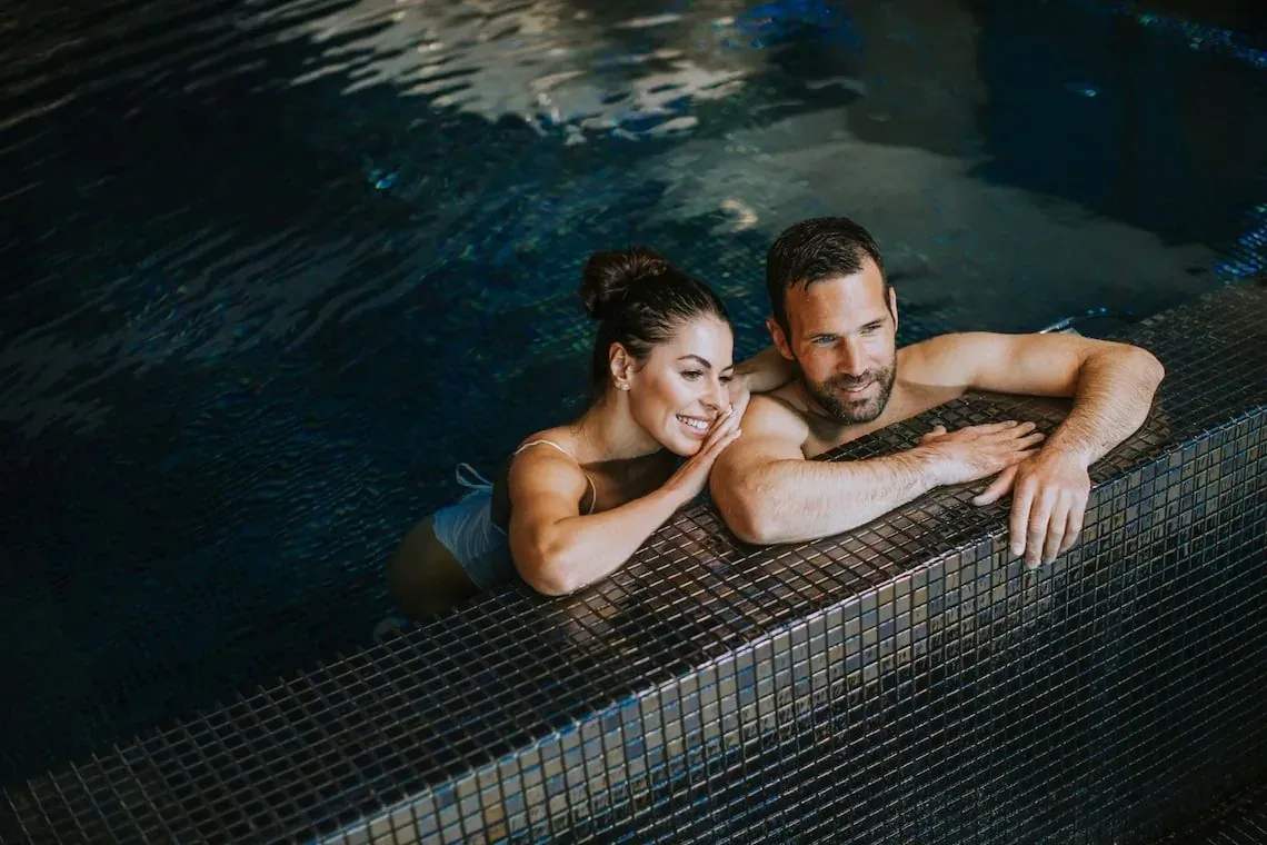 Pareja disfrutando de la piscina ESTIVAL: Corporativa: relax y romance.