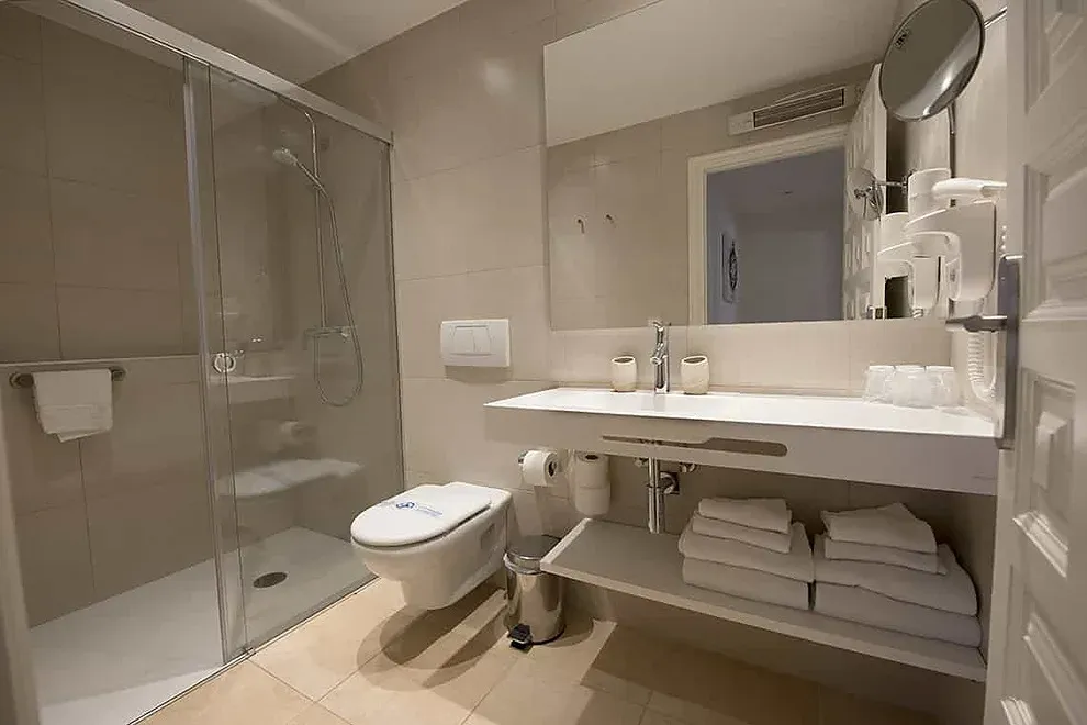 Baño moderno en ESTIVAL: Corporativa, con ducha, inodoro y lavabo.