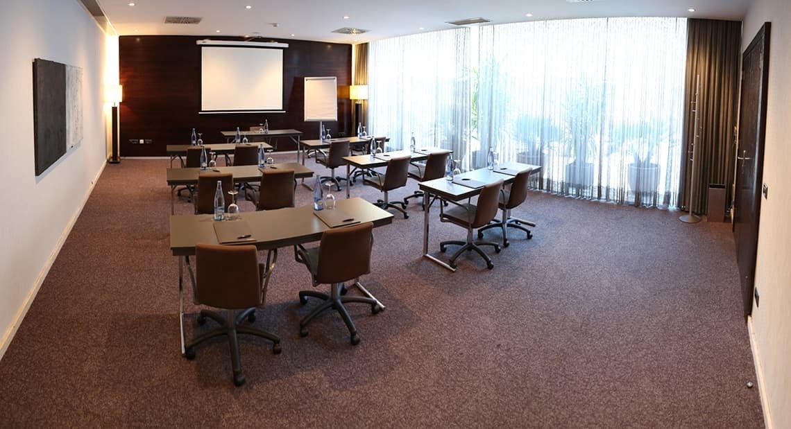 una sala de conferències amb taules i cadires