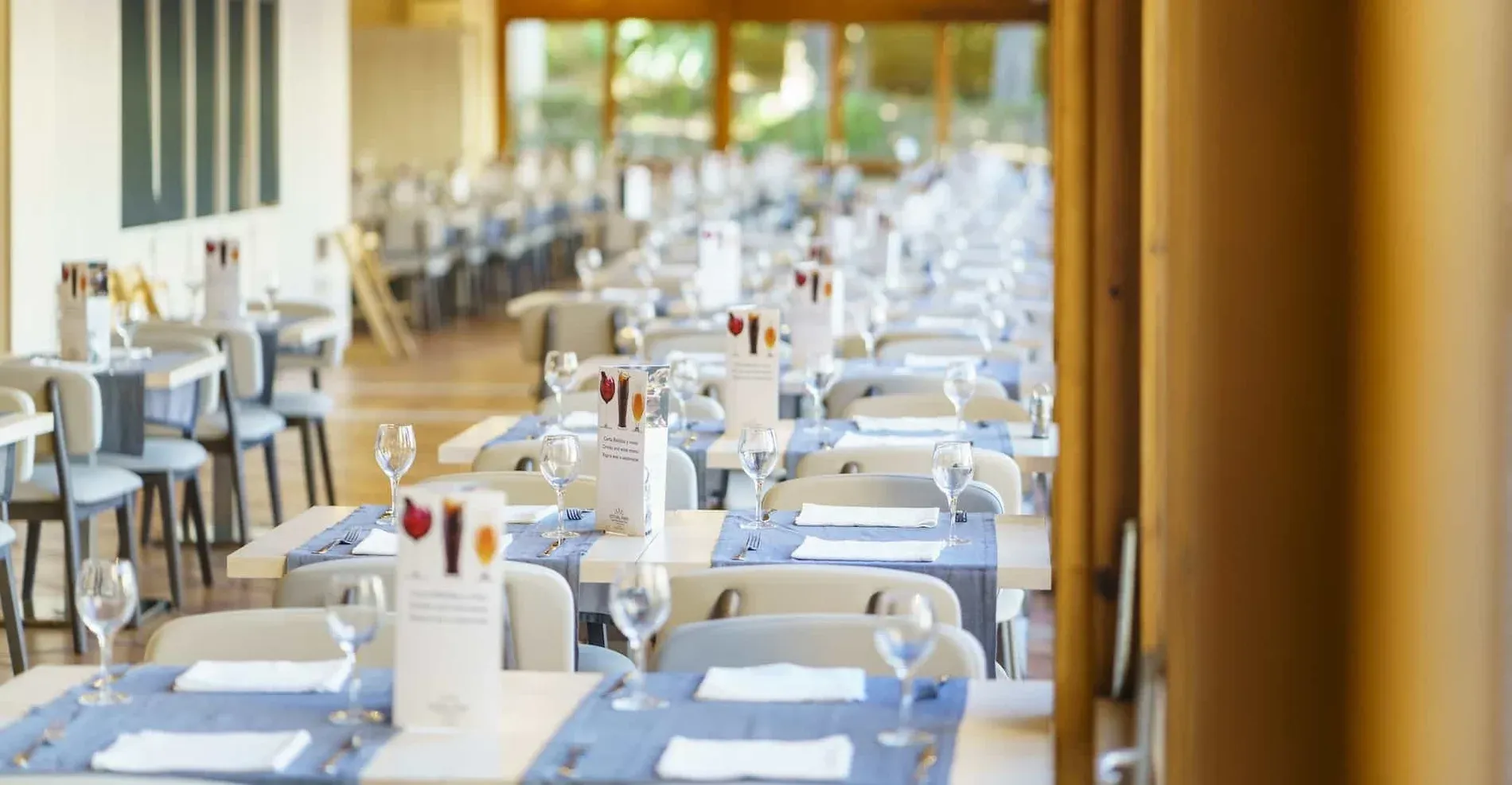 Stilvolle Gastronomie im Estival Park: Elegante Tische mit Gläsern für ein besonderes Speiseerlebnis. Estival Park Apartments Tarragona - Offizielle Website.