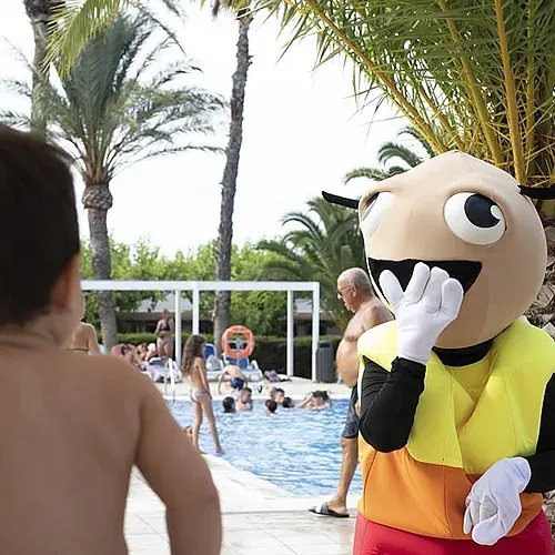 Mascota animada saluda a niños en la piscina de Estival Vendrell Platja | Baix Penedès, Catalunya | Web Oficial