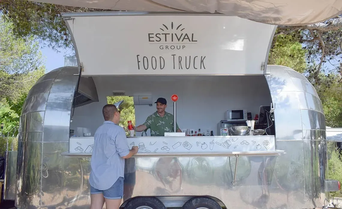 ESTIVAL: Corporativa food truck with staff serving customers.