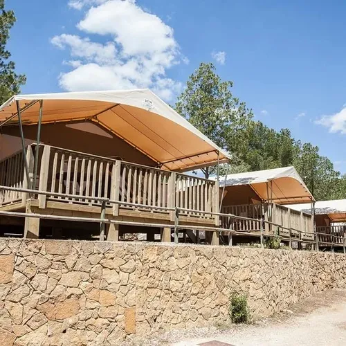 Tentes de luxe surélevées avec terrasses en bois, Estival Torre de la Mora, Estival Group, Tarragone, site officiel.
