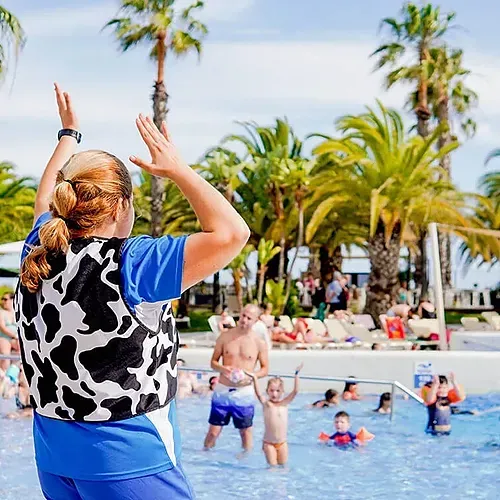 Estival Islantilla: Fun pool activities for all ages at your Huelva hotel.