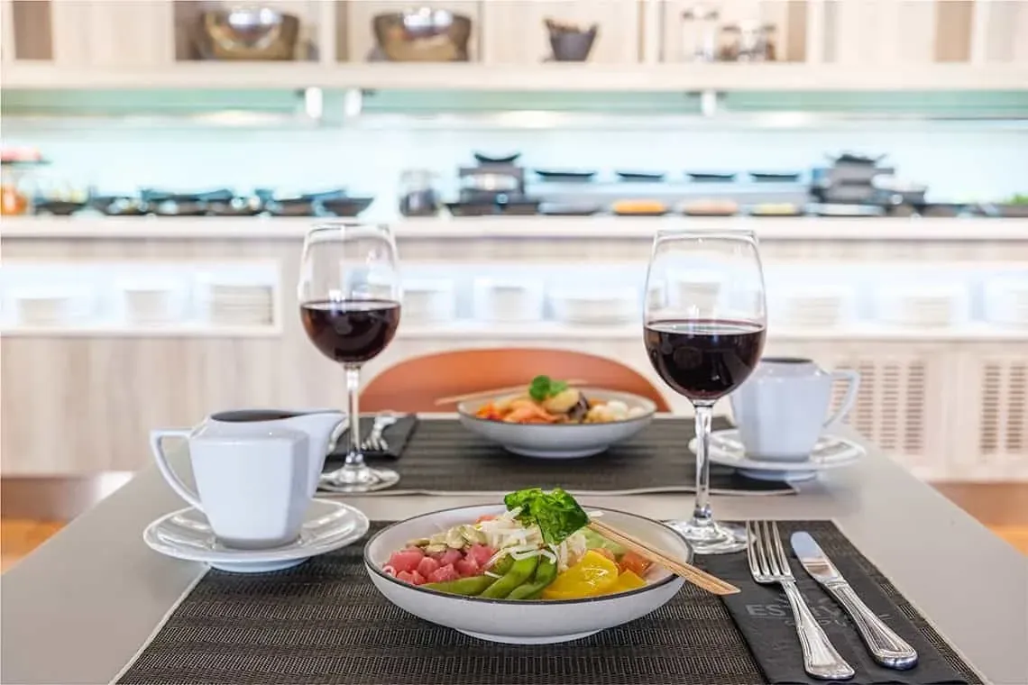 ESTIVAL: Corporatif - Table dressée avec vin rouge et repas au restaurant.