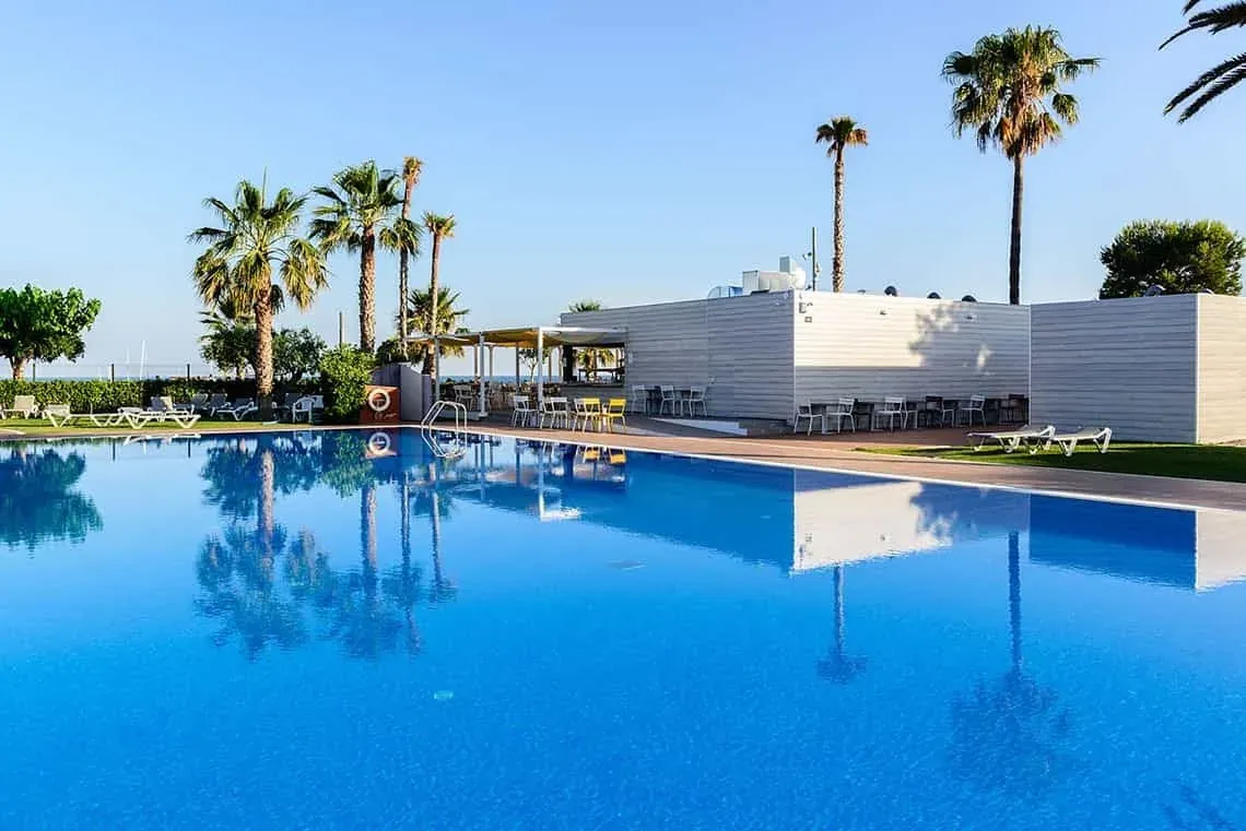 Piscine ESTIVAL: Corporative, palmiers et bâtiment moderne.
