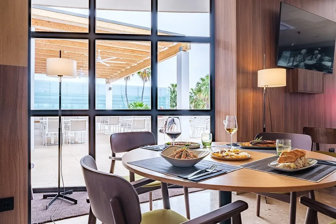 ESTIVAL: Konferenz-Esszimmer mit Terrassenausblick und Tageslicht.