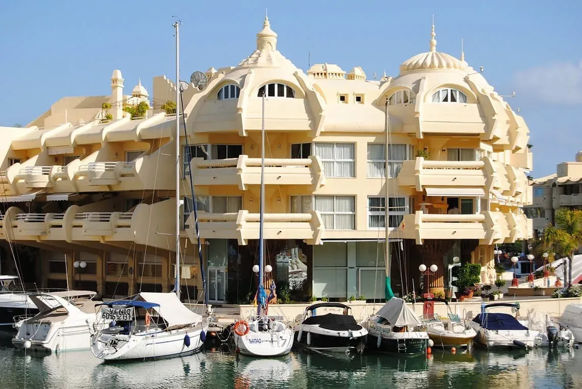 Edifici modern davant del mar, ideal per a ESTIVAL: Corporativa i estades de luxe.