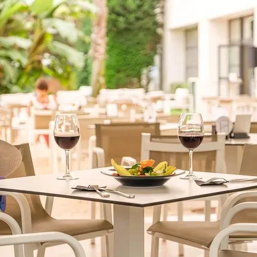 Taula amb vi i amanida a Estival Isla Cristina 4* Superior | Huelva