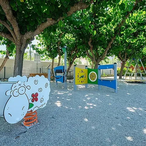 Parque infantil Estival Vendrell Platja con oveja balancín, columpios y más.