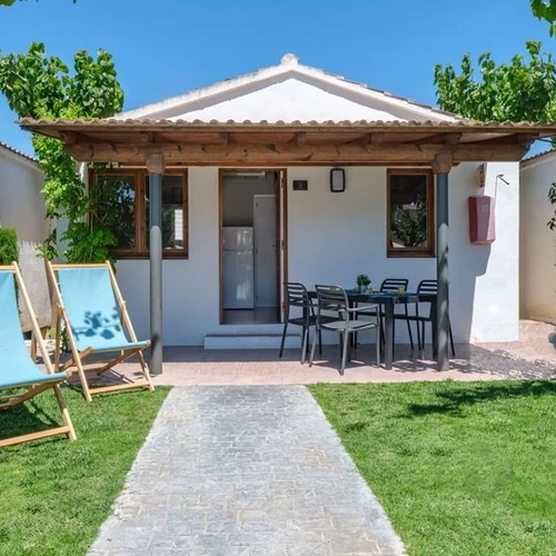 Estival Vendrell Platja: Bungalow con sillas y mesa exterior en Catalunya.