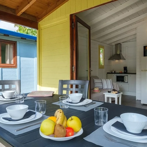 Mesa exterior con fruta y vista a la cocina de Estival Vendrell Platja | Baix Penedès, Catalunya | Web Oficial.