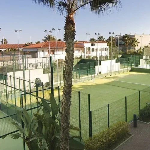 Pistes de pàdel a l'aire lliure amb palmeres. Hotel Estival Park Marena 4* Superior.