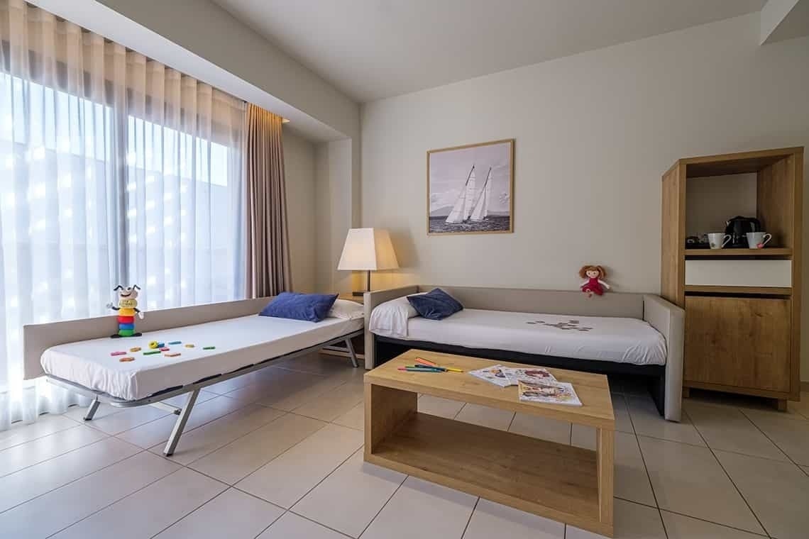 Habitación familiar con literas y comodidades, Estival Eldorado Resort | Estival Group | Web Oficial