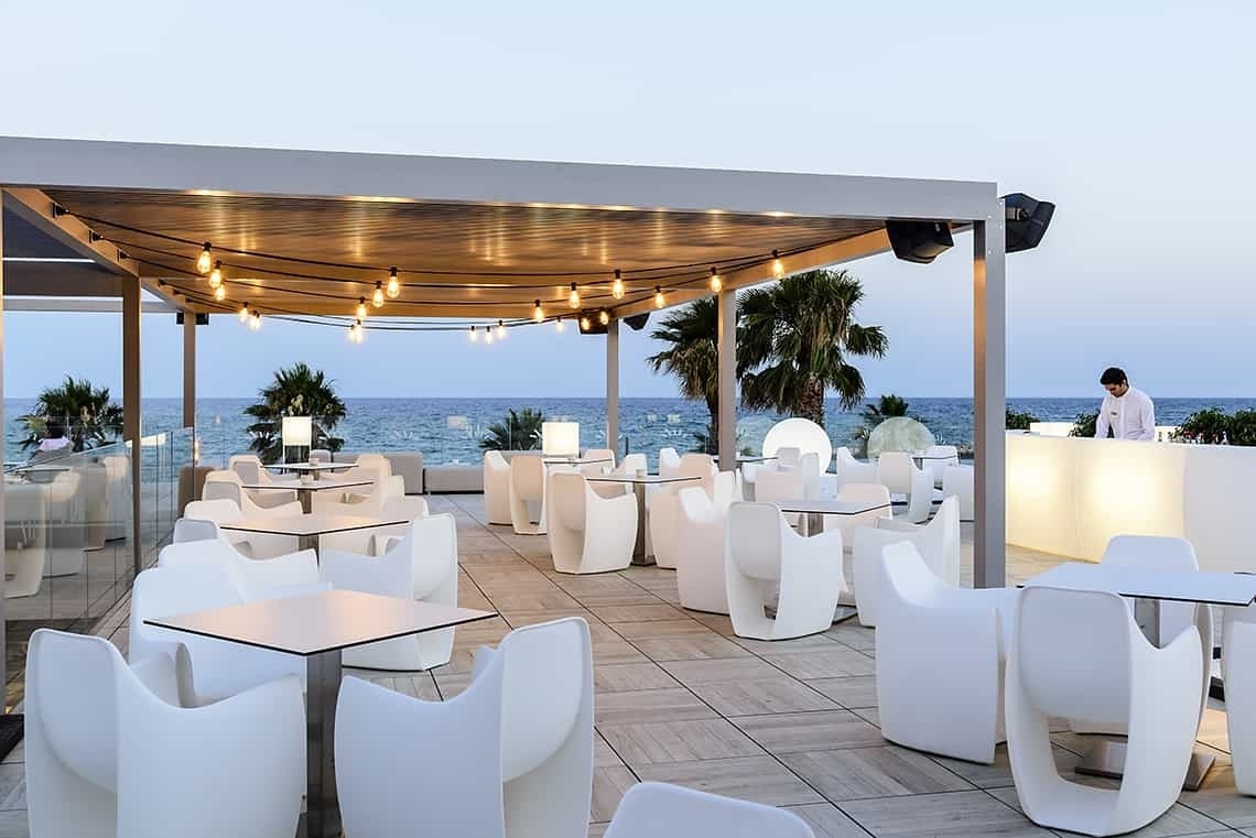 Estival Eldorado Resort: Terraza moderna frente al mar con luces y mesas para disfrutar.