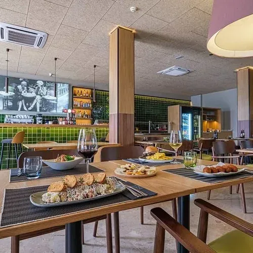 Modern ESTIVAL: Corporativa dining room with set tables and food.