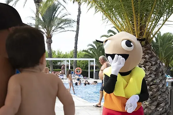 ESTIVAL: Mascotas en la piscina, diversión familiar para ESTIVAL: Corporativa.