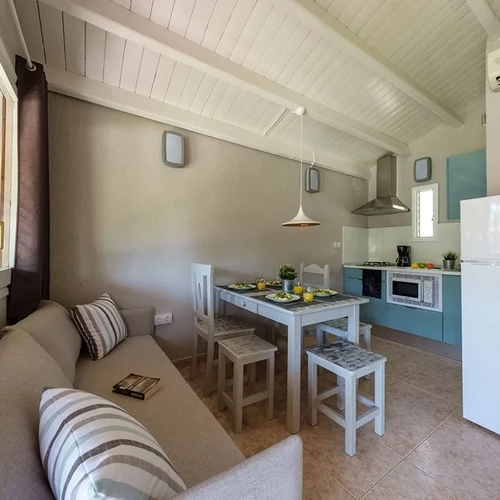 Estival Vendrell Platja: acogedor salón-comedor con cocina y terraza. ¡Reserva ya tu estancia en Estival Vendrell Platja | Baix Penedès, Catalunya | Web Oficial!