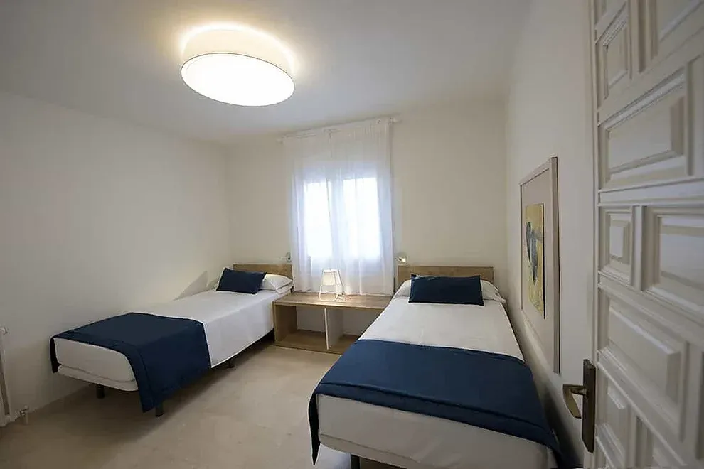 Habitación ESTIVAL: Corporativa con dos camas individuales y decoración moderna.