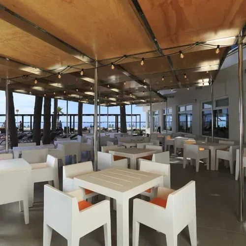 ESTIVAL: Corporate terrace for seaside events.